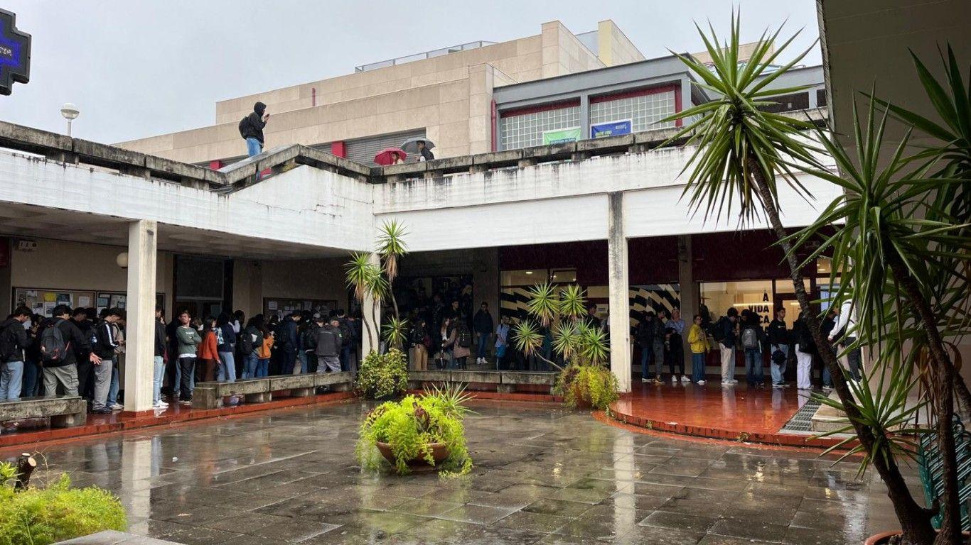 Filas na Cantina de Santiago chegam a uma hora de tempo de espera e preços vão aumentar