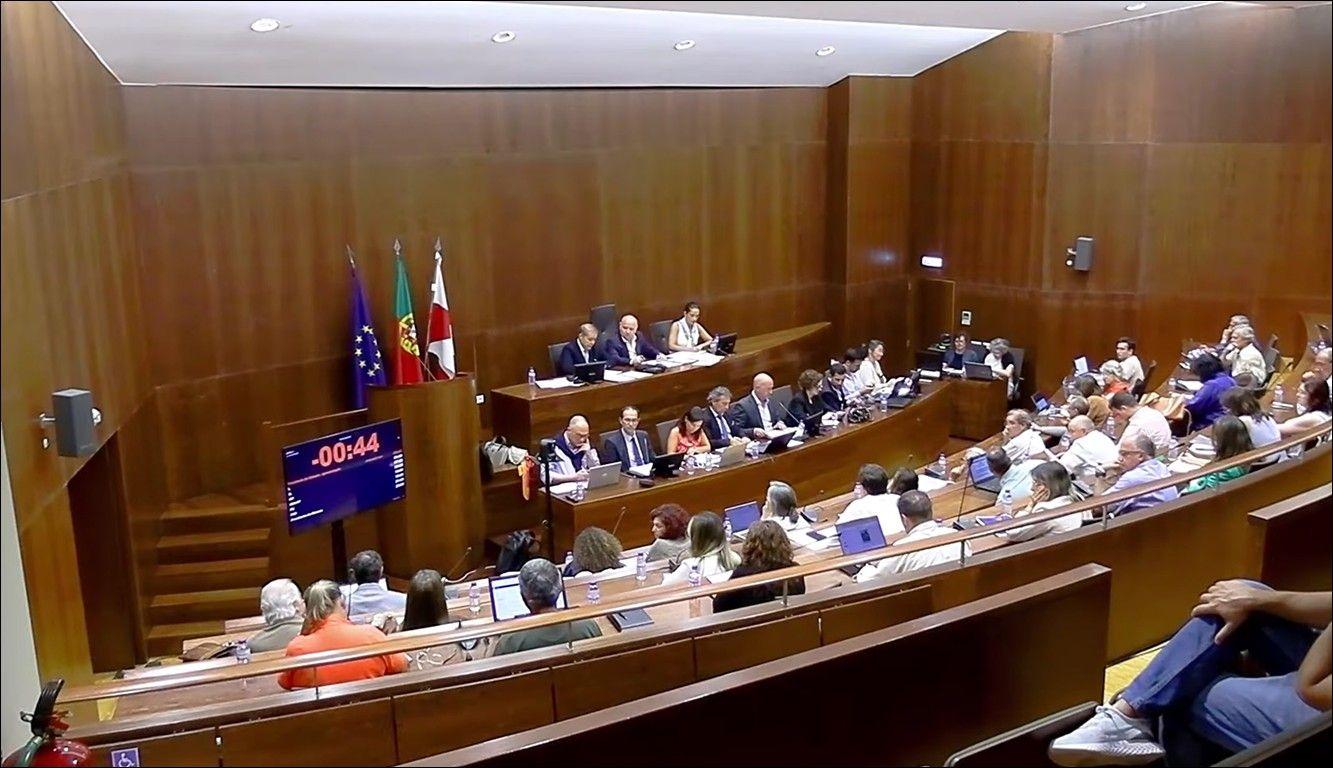Liberais criticam “presidencialismo” da estrutura da CMA; Luís Souto acusa IL (e PS) de “populismo”