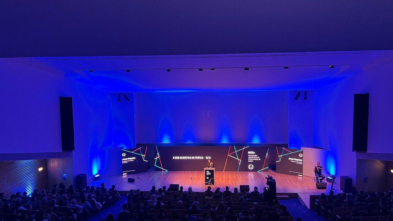 Joana Regadas toma posse na presidência da AAUAv e diz ser necessário “sair da ilha para ver a ilha”