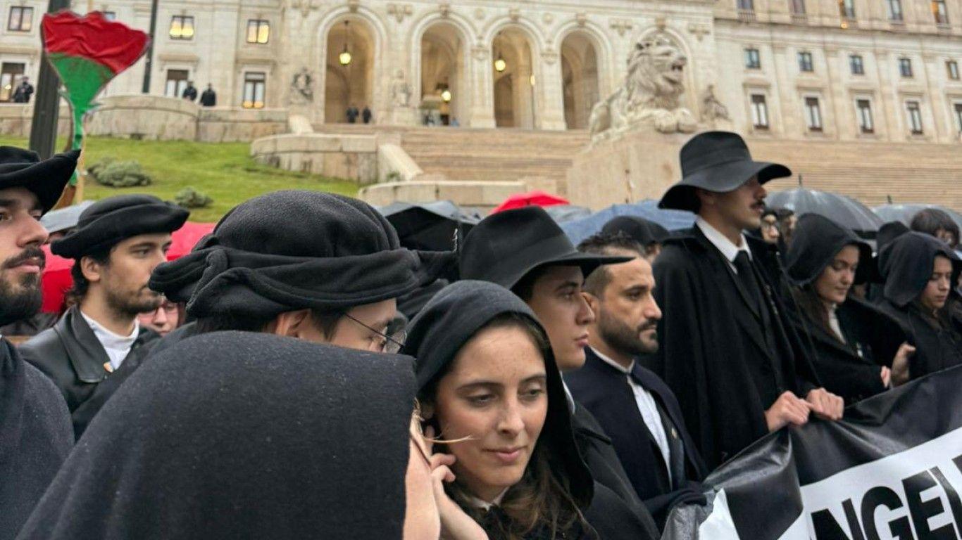 "O ultraje do aumento das propinas", opinião de Gonçalo Santiago