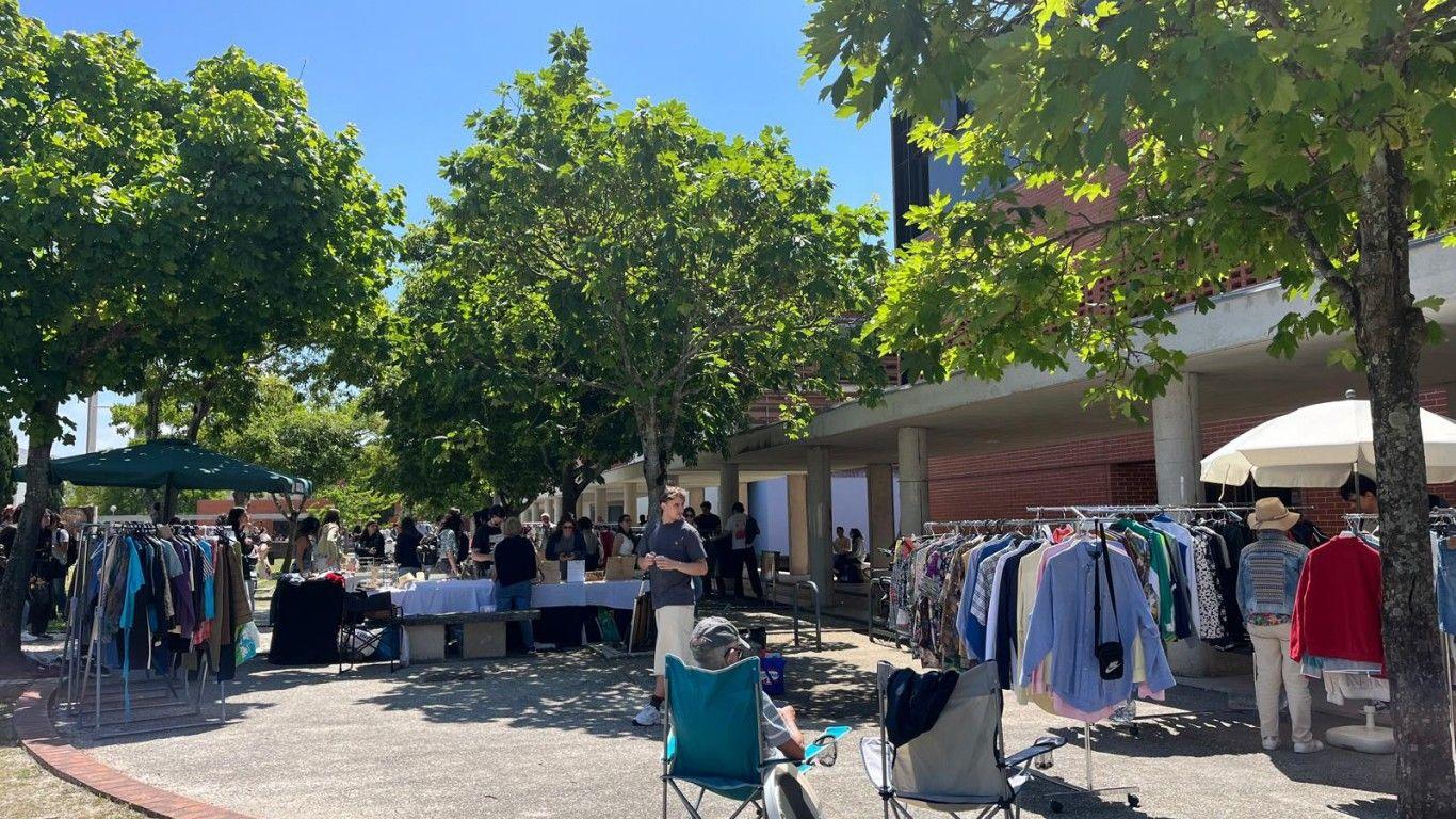 “Feira da Alameda” une estudantes e comerciantes locais na UA