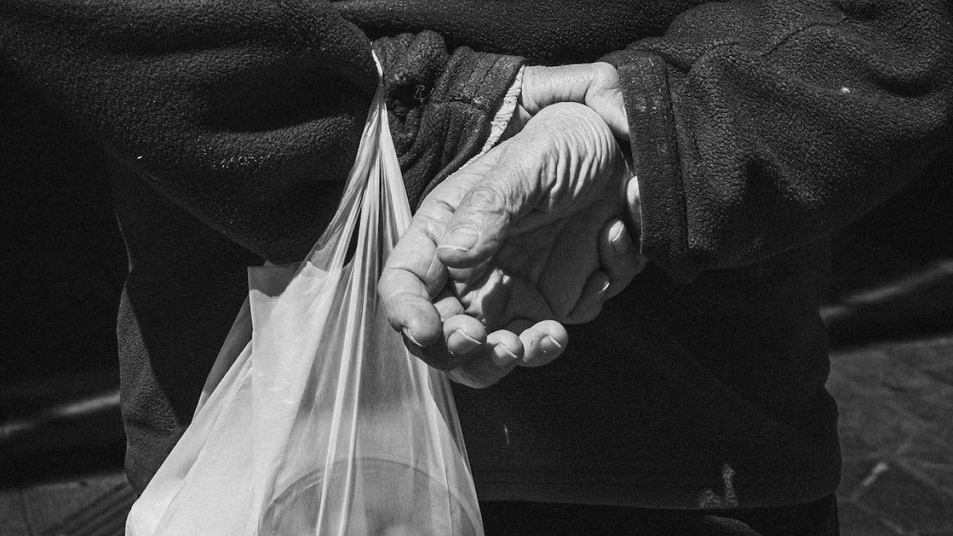 Durante a noite escura, o 'Moliceiro Solidário' leva comida e afeto a cerca de 40 sem-abrigos