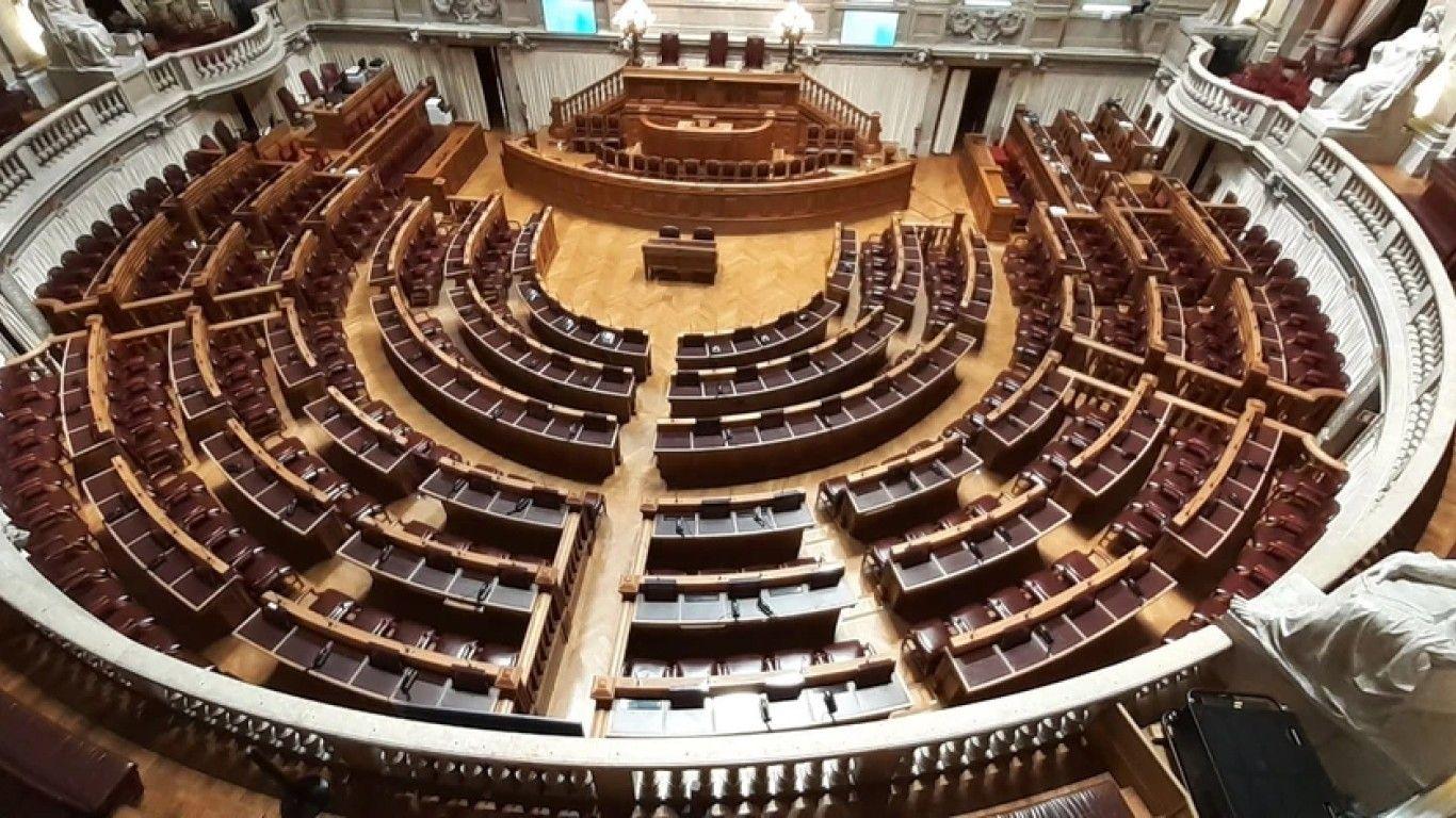 Escolha de deputados à AR: intensas negociações previstas no PS e no PSD para as próximas semanas