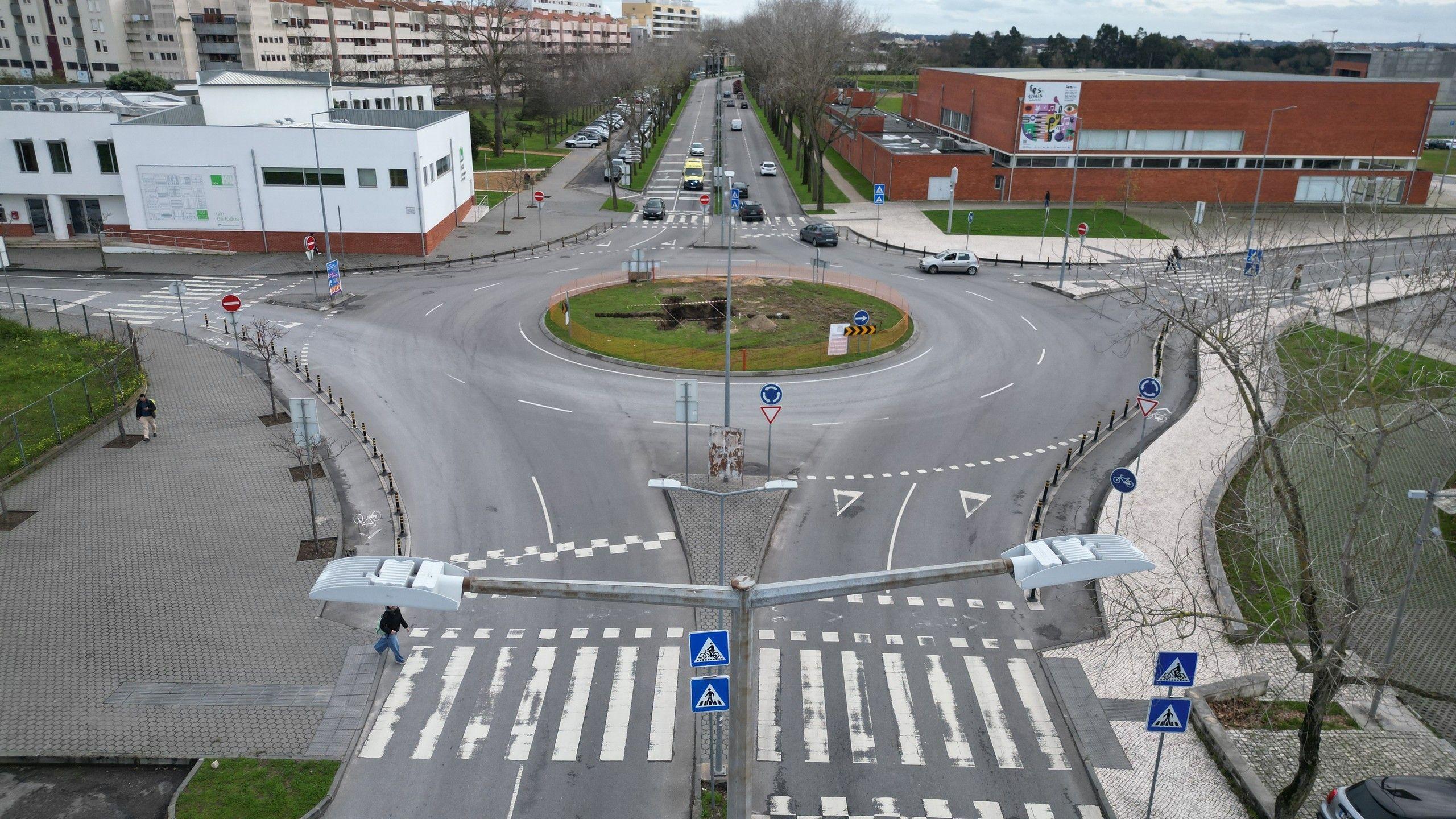 Câmara de Aveiro volta a introduzir semáforos na rotunda do ISCA-UA