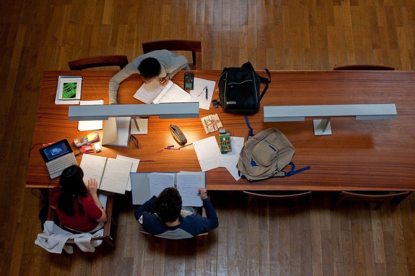 Cursos da Universidade de Aveiro terão pelo menos uma cadeira com IA incorporada por semestre