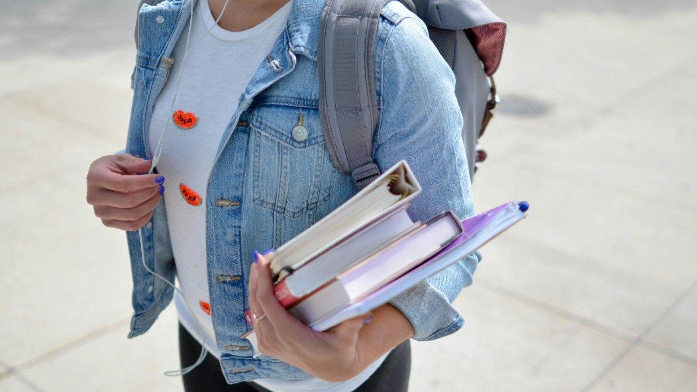 Bolsas do ensino superior só chegam "aos muito pobres" impedindo muitos alunos de estudar
