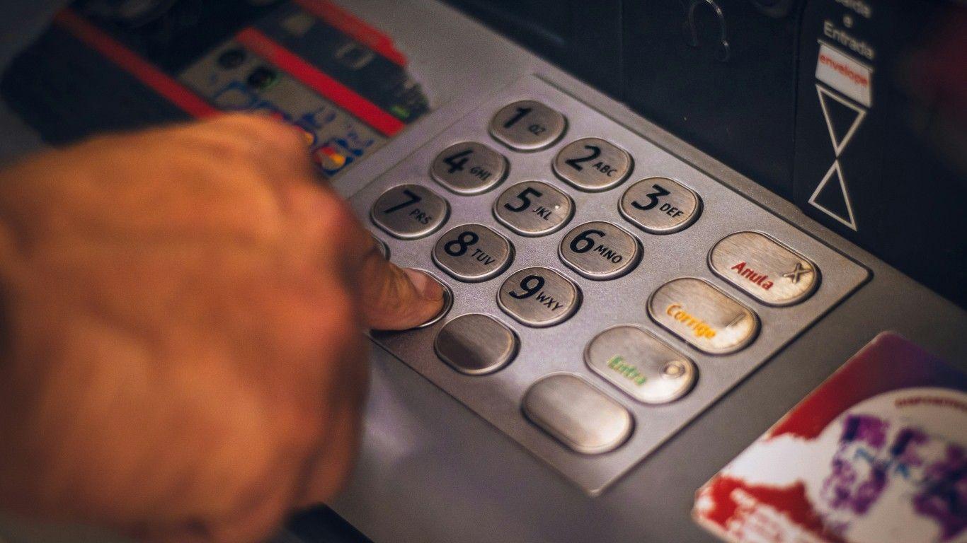 Homem detido em Aveiro por roubos e furtos a idosos em multibancos