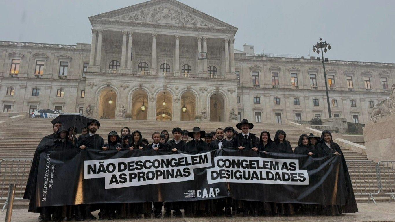 “Cerca de 20” estudantes de Aveiro juntaram-se a mobilização nacional contra aumento das propinas